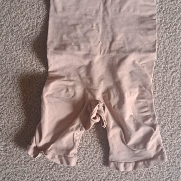 XLARGE    SKIMS SEAMLESS SCULPTING MID THIGH  BODYSUIT. - Picture 5 of 9